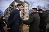 Nederland ønsker å garantere en jevn tilførsel av ammunisjon som en del av sikkerhetsavtalen som nylig ble inngått mellom den nederlandske statsministeren Mark Rutte og Ukrainas president Volodymyr Zelenskyj. Her blir Rutte (t.v.) vist rundt i den ukrainske byen Kharkiv av Zelenskyj. Foto: Den ukrainske presidentens pressekontor via AP / NTB