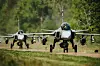 To Saab Gripen C takser på en rullebane.