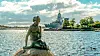 Den tyske fregatten «Hamburg» ligger til kai bak statuen av «Den lille havfrue» i København 28.09.2025. Foto: Nato Maritime Command