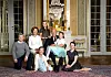 I anledning kongeparets 80-årsdager i 2017 ble kongefamilien fotografert i den hvite salong på Slottet i Oslo. Prins Sverre Magnus (t.v.), dronning Sonja, prinsesse Ingrid Alexandra, kong Harald, Leah Isadora Behn (sittende foran), Emma Tallulah Behn og Maud Angelica Behn. Foto: Lise Aaserud/NTB