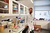 Erland Årstøl tar doktograd i bioteknologi ved NTNU. Foto: Tuva Strøm Johannessen