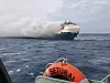 Tjukk røyk omslutter biltransportskipet Felicity Ace, som brenner og er i drift midt i Atlanterhavet. Foto: Portugals marine / AP / NTB