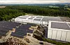 Det bakkemonterte anlegget som fikk plass bak fryselageret, er på nesten 0,5 MWp — hele anlegget på over 1 MWp. Foto: Solcellespesialisten