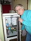 GAMMEL OG KALD: Jim Williamson har fremdeles glede av sitt 71 år gamle kjøleskap