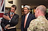 Kevin Nicholls fra Prox Dynamics demonstrerer PD-100 Black Hornet for den amerikanske utenriksministeren John Kerry under Nato-toppmmøtet i Wales 4. september. Til venstre for dem, utenfor bildet, står PDs testpilot og opererer helikopteret.