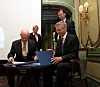 Bob Bolz (t.v) fra Lockheed Martin og Harald Ånnestad fra Kongsberg Defence Systems undertegner den siste F-35-kontrakten med statssekretærene Rikke Lind fra Næringsdepartementet og Roger Ingebrigtsen fra Forsvarsdepartementet som tilskuere.