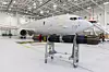 En Stingray-torpedo foran et britisk P-8 Poseidon-fly inne i Atlantic Building ved flybasen RAF Lossiemouth i Skottland i 2023. Foto: Cpl Sian Stephens@Crown