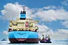 Vaskeroboten fra Ecosubsea i aksjon på et skip i Singapore. Selve roboten er under vannet, og den lille båten er støtteskipet. Ecosubsea har foreløpig ikke vist bilder av roboten. Foto: Ecosubsea