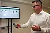 Via en App på telefonen får Aleksander Mortensen og brukere i Australia opp oversikt over nærmeste returpunkt, tilstanden og hvor mye de har pantet for. På TV-skjermen vises dashboard med detaljert informasjon i sanntid for en automat i Australia. Foto: Tore Stensvold