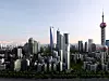 SHANGHAI WORLD FINANCIAL CENTER: Bygget med det lille hullet i toppen skal stå ferdig i 2007 og vil være på 492 meter. Publikum vil få en egen plattform i dette kikkehullet. Det rosa TV-tårnet til høyre i bildet er 468 meter høyt og er det høyeste TV-tårnet i Asia.