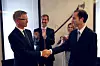Harald Ånnestad (t.v) i Kongsberg Defence Systems og stabssjef Anders Melheim i Forsvarets logistikkorganisasjon (Flo) gjennomførte den formelle kontraktinngåelsen om utviklingstrinn 2 på JSM torsdag.