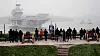 HMS Queen Elizabeth ankom Oslo i snøvær litt etter klokka 11 mandag formiddag.