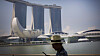 En turist sjekker smarttelefonen i Marina Bay Sands, Singapore. Byen er på topp i smartbyundersøkelser. Men på noen områder ligger Norge foran.