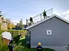 Nettet fanger: Om ulykken skulle være ute, vil en arbeider på taket bli fanget av nettet som holdes oppe av to solide aluminiumsstolper. Foto: Safedesign