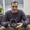 Norsk lydkilde: Lydkilden inne i hornhøyttalere er produsert i Moss, som denne med membran i vevet polypropylen, som adm.dir. i SEAS, Olav Mellum Arntzen viser fram Foto: Odd Richard Valmot