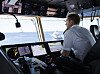 Kaptein Magnus Johansen med skjermer som viser informasjon fra radar, AIS og ECDIS – mens skjermen til høyre integrerer alt i et bearbeidet videobilde.