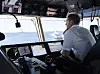 Kaptein Magnus Johansen med skjermer som viser informasjon fra radar, AIS og ECDIS – mens skjermen til høyre integrerer alt i et bearbeidet videobilde.