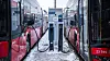 Lave temperaturer skaper utfordringer for elektriske busser. Her står busser til lading på Strømsveien ved Alnabru.