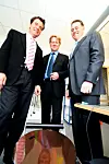dag spytteMIKROCHIPENDALES: Med mikrobrikker av silisiumplater (foran) er de tre Atmel-gründerne Vegard Wollan (fra venstre), Gaute Myklebust og Alf-Egil Bogen i ferd med å erobre verden. Hver dag spytter fabrikker rundt om i verden ut en million mikrobrikker som er utviklet i Trondheim.