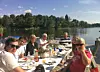 Frokost: Familien Fritzson har et sommersted i Stockholms skjærgård. Her er det familiefrokost på brygga. Foto: Privat