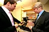 CHIP AV SILISIUM: Én slik silisiumplate blir til tusenvis av chiper når Atmel er ferdig med dem, forklarer Vegard Wollan (til venstre) og Gaute Myklebust.