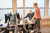 Kollega Lars Johansen, som også var en del av den tidlige elbilsatsingen i Norge, er en del av laget som Børsheim samarbeider med om den strategiske teknologiutviklingen i Freyr på hovedkontoret på Lysaker i Bærum. Foto: Magnus Ross