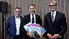 Karl Johnny Hersvik, direktør i Aker BP, olje- og energiminister Terje Aasland og Øyvind Eriksen, styreleder i Aker Solutions, da Aker BP overleverte totalt 11 utbyggingsplaner til 200 milliarder kroner. Forrerst er planen for Troldhaugen, som siden ble droppet. Nå tar selskapet en større nedskriving som følge av det.