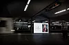 Reklamen på de digitale flatene ved T-banestasjonene i Oslo sentrum er erstattet med bilder av kong Harald som en del av markeringen etter hans død. Foto: Eirik Helland Urke