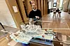 Kommersiell direktør Magnus Eikens i Econnect Energy med en modell av selskapets flytende terminal for lossing av naturgass fra skip.