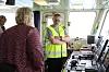 Erna Solberg og kaptein Nils Kristiansen på brua til Hagland Captain, der hjelpemotoren slås av og batterier sørger for å holde alle systemer og strømavtakere i live.