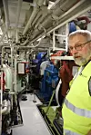 Kaptein Nils Kristiansen viser akselgenerator (lengst akter), gir og hovedmotor. Det måtte store ombygginger og flytting til for å få plass til alt nytt. til.