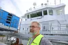 Kaptein Nils Kristiansen på traversen den nye, elektriske selvlosseren er plassert på.