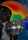 FARGERIK: Har du lyst på en fargerik propell? Dette propellbladet fra Rolls-Royce er ikke fargerikt for å pynte opp under fartøyene: Fargene illustrerer hvordan vanntrykket fordeler seg. Beregningene er gjort med CFD-teknologi (computational fluid dynamics).