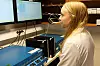 Carina Geiss følger med på hvordan testbatteriene klarer seg. Foto: Eivind Torgersen/UiO