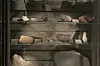 Her er et utvalg av meteorittene som er stilt ut på Naturhistorisk museum. Mange av dem er polert, kuttet eller kjemisk behandlet slik at du ser det spesielle mønsteret av jern og nikkel. Dette mønsteret dannes bare inne i svært store og tunge ting, som planeter. Foto: Elina Melteig/UiO