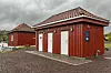 Ny avløpspumpestasjon med publikumstoalett på Hovedøya. Legg merke til hvordan bygget matcher det gamle huset ved siden av. Foto: TUM Studio