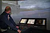 ØVELSE GJØR MESTER: Ove Berntsen fra Transas Norge demonstrerer hvordan deres navigasjonssimulator fungerer. Med systemet kan du navigere deg inn og ut av de fleste hovedhavner i verden, og trene på f.eks. krisehåndtering på en veldig realistisk måte.