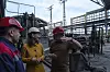 Tysklands utenriksminister Annalena Baerbock snakker med Ukrainas energiminister Herman Halushchenko under et besøk på et varmekraftverk som er blitt ødelagt i et russisk angrep. Bildet ble tatt 21. mai.