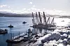 Boabarge 33 i forgrunnen, klargjort med krybber og støttestag. Lekteren senkes ned under KNM Helge Ingstad når den har en dypgang på 4,8 meter. Ved å deballastere lekteren og lense fregatten for vann, løftes KNM Helge Ingstad over vann. Det arbeidet kan begynne fredag kveld, etter planen. Søndag skal fregatten være på Haakonsvern. Foto: Forsvarsmateriell
