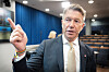 Energiminister Terje Aasland (Ap) er ikke overbevist om at et norsk kjernekraftverk i Sverige er veien å gå.