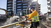 Hva blir billigst: Å bestille mer enn man trenger og tilpasse det på byggeplass, eller å bestille trevirke på mål? Det er ett av spørsmålene et nytt forskningsprosjektet skal finne svar på..