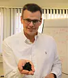 Asgeir Wien leder innovasjonsavdelingen til Scanship. Her har han biokull fra testanlegget i Revetal i hånda. Foto: Tore Stensvold