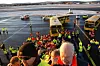 Informasjonssjef Jo Kobro i OSL (til høyre) hadde sin fulle hyre med å holde styr på strømmen av skuelystne.