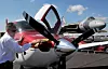 FLY: Her ser vi flyet Sirrus SR22. Et Vulcan-fly står i bakgrunnen.