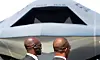 FLY: Interesserte kikker på det ubemannede Northrop X-47B-flyet.