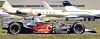FLY: Formel 1-stjernen Lewis Hamilton i sin McLaren Mercedes kjørte om kapp med flyet Learjet.