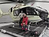 Redningsmann Thomas Nordgaard Dahle hadde ideen, mens Jørgen S. E. Frederiksen har utført designjobben som sin masteroppgave i industriell design. Her foran et Airbus H135 T3-helikopter. Foto: Stiftelsen Norsk Luftambulanse