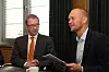 Idar Kreutzer, Regjeringens Ekspertuvalg for grønn konkurransekraft, mottok i dag rapporten 'Sjøkart for grønn kystfart' av Amund Drønen Ringdal fra Rederiforbundet. Foto: Tore Stensvold