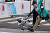 En robot mistet kontrollen på starten av halvmaratonløpet lørdag. Foto: Ng Han Guan/AP/NTB