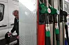 En mann fyller diesel på bilen sin på en bensinstasjon i London. Britiske myndigheter lemper på sanksjonene mot russisk råolje for å få ned prishoppet på drivstoff.
